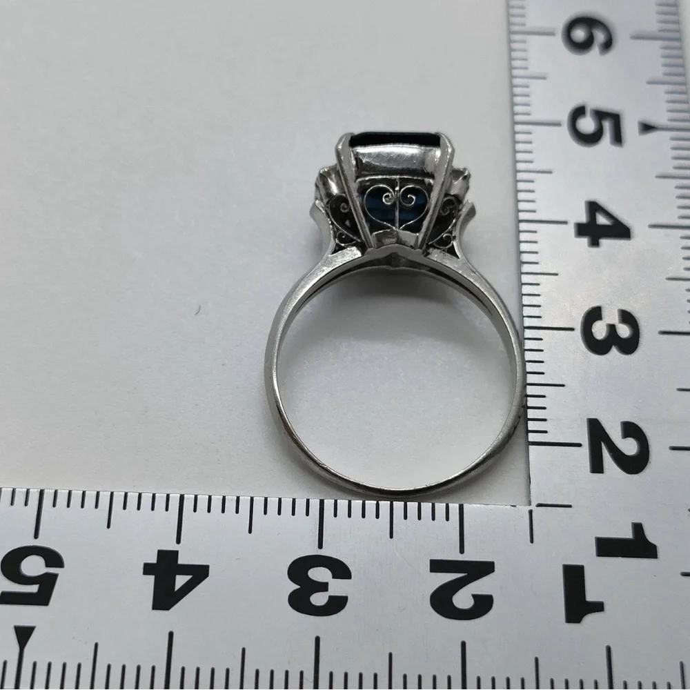 Elegant sapphire and diamond ring in platinum setting - Picture 7 of 8